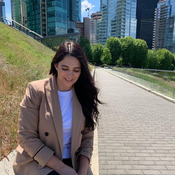 Meet your Posher, Ali - Picture 3 of 3